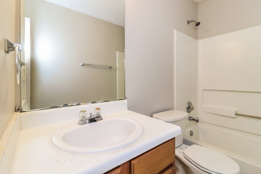 Building Photo - 2124 Oakland Spring Dr