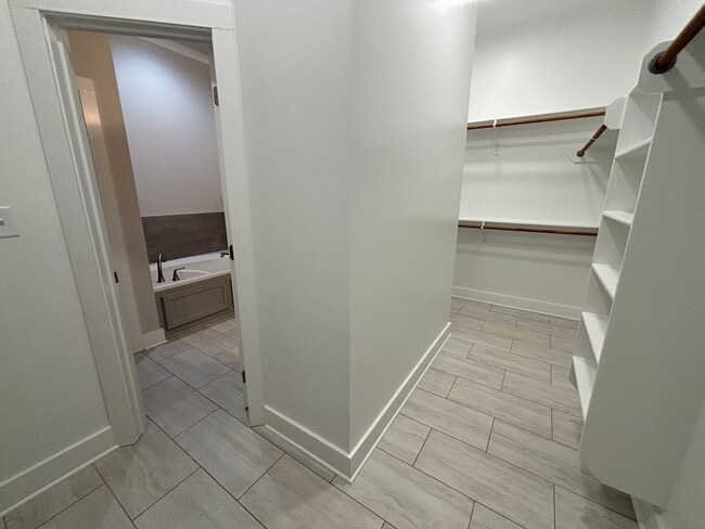 Building Photo - Like new.. GORGEOUS TIBURON BEAUTY.. Close to Barksdale Air Force Base.