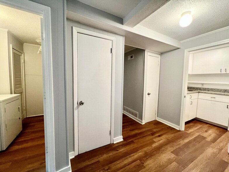 Building Photo - 5615 Southampton Rd