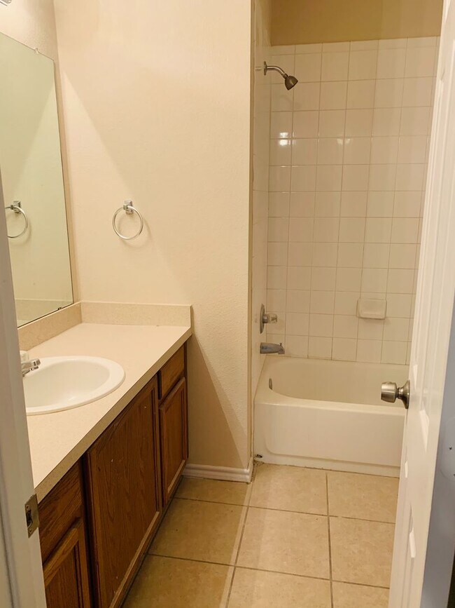 Building Photo - Charming 3/2 Duplex with Garage — No Carpet, Fenced Yard!