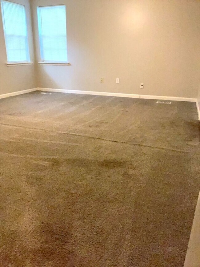 Building Photo - Price Drop Alert!  Fall Rental Specials Available! Neal Avenue Home!  Available Now