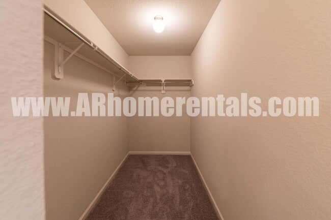 Building Photo - Spacious Newer Home!