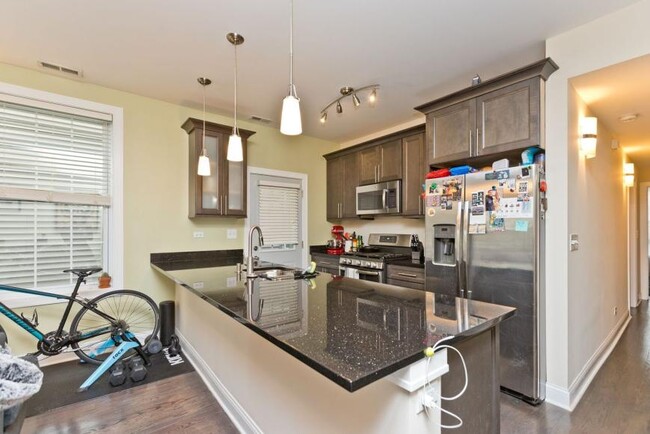 Building Photo - 2 bedroom in Chicago IL 60618