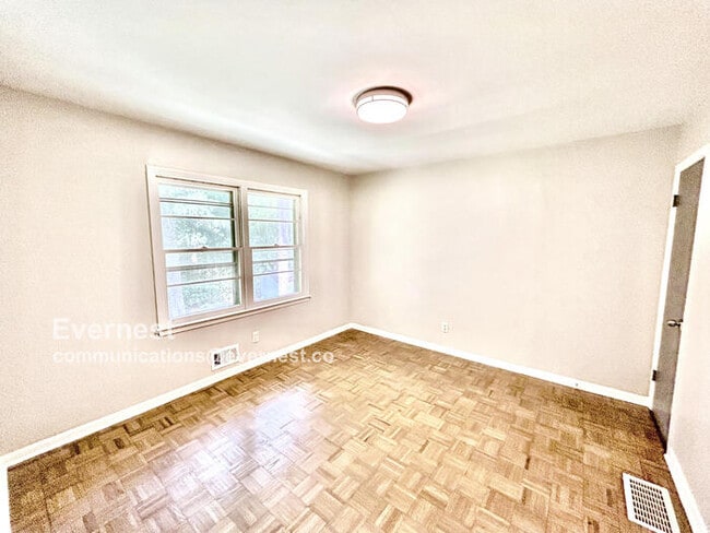 Building Photo - 1584 Camelot Cir