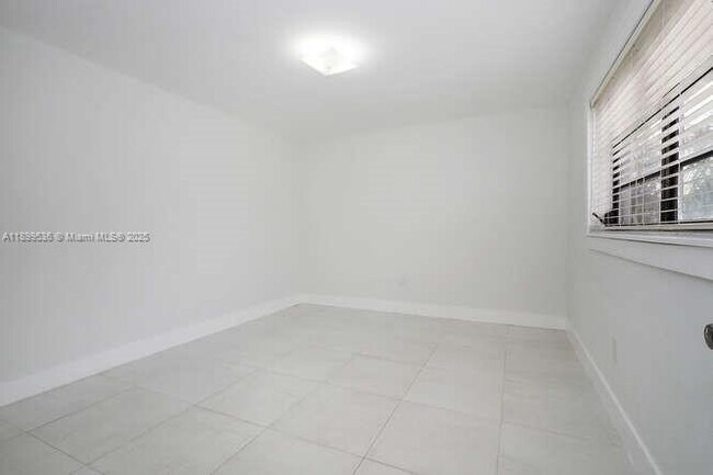 Building Photo - 4732 SW 67th Ave