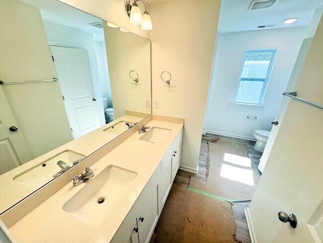 Building Photo - Spacious 3-Bed Townhome with Double Garage - Garner