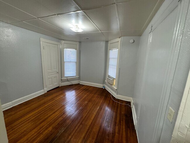 Building Photo - 432 W 3rd St