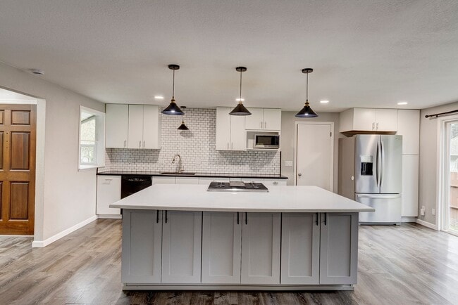 Building Photo - Spacious 3 Bedroom 2 Bath in desirable neighborhood