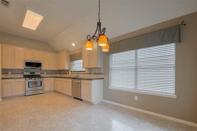 Building Photo - 9502 Willow Crossing Dr