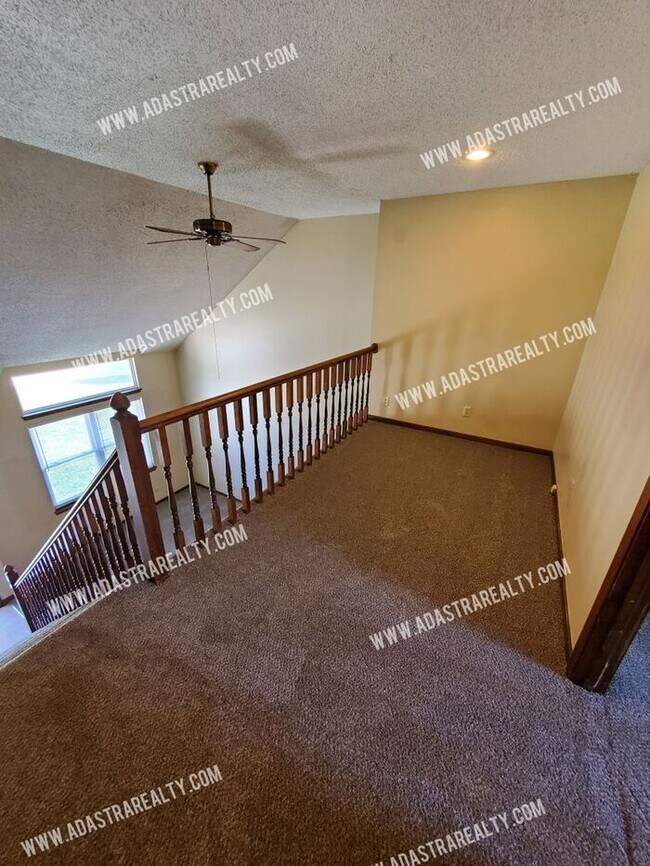 Building Photo - Spacious Duplex in Blue Valley-Available N...