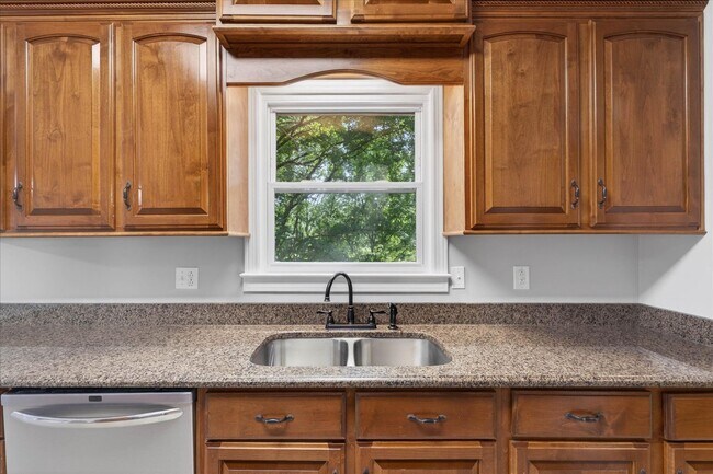 Building Photo - 3 Bedroom 2 1/2 Bath Pet Friendly Home For Rent In Rudolphtown Subdivision!