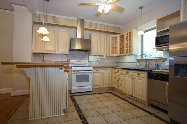 Building Photo - 3 Bedroom / 2 Bath House.  Easy access to US 460 and I 81. Detached Garage / Workshop.