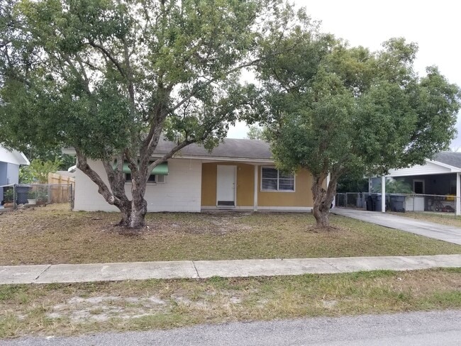 Primary Photo - Southwest Winter Haven Three-Bedroom Home