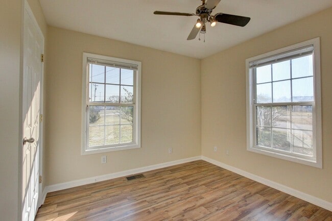 Building Photo - 3 bed 2 bath in the heart of St. B.  Fresh Paint.  Clean and Ready for You.