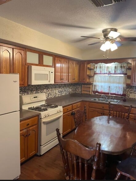 Building Photo - 141 W Dickson Ave