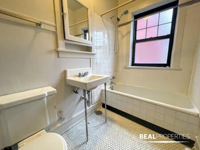 Building Photo - 1 bedroom in EVANSTON IL 60202