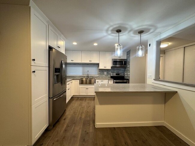 Building Photo - BEAUTIFULLY RENOVATED TOP FLOOR TOWNHOME C...