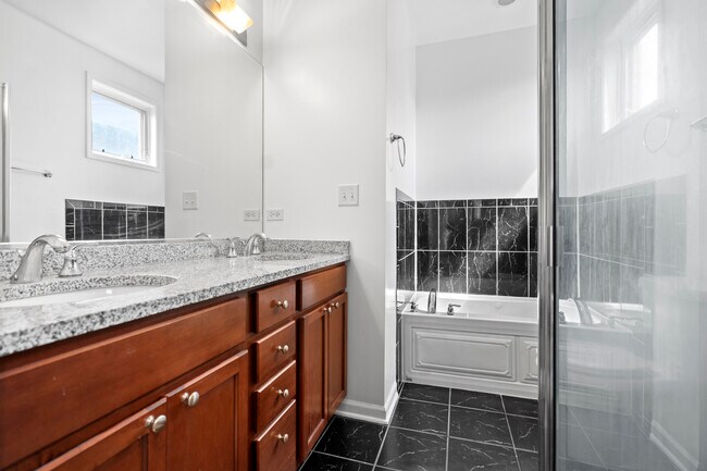 Building Photo - 2539 W Warren Blvd