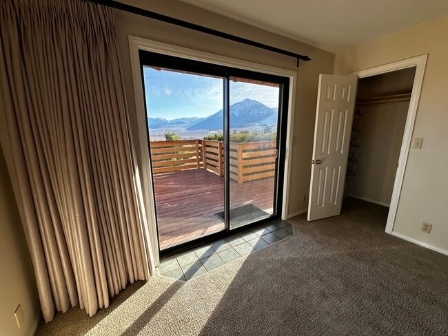 Building Photo - Views from Paradise!