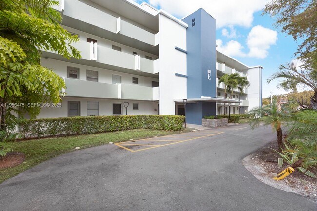 Building Photo - 1351 NE 191st St