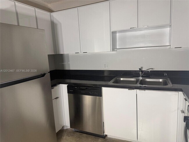 Building Photo - 10916 Royal Palm Blvd