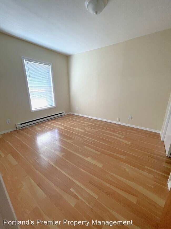 Building Photo - 4 br, 1 bath House - 9312 E Burnside Street