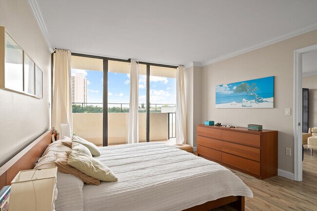 Building Photo - 5600 N Flagler Dr