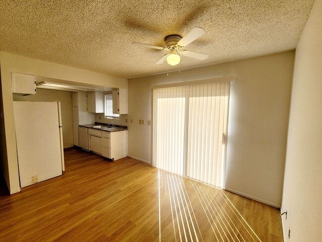 Building Photo - You will love this 2 bedroom 1.5 bath in 29 Palms  Close to Marine Base