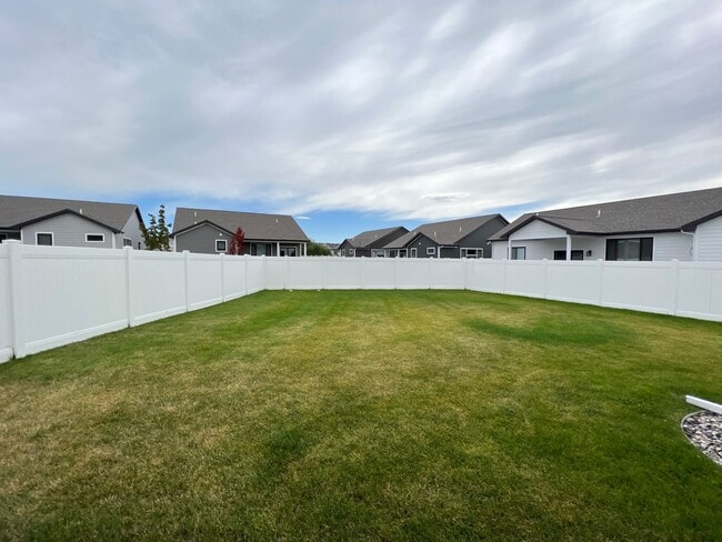 Building Photo - 3 Bed 2 Bath Beautiful Westend Home!