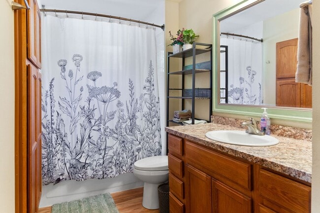 Building Photo - Classic 3 Bedroom 2 Bathroom in Fort Collins Ranch in an Incredible Location!