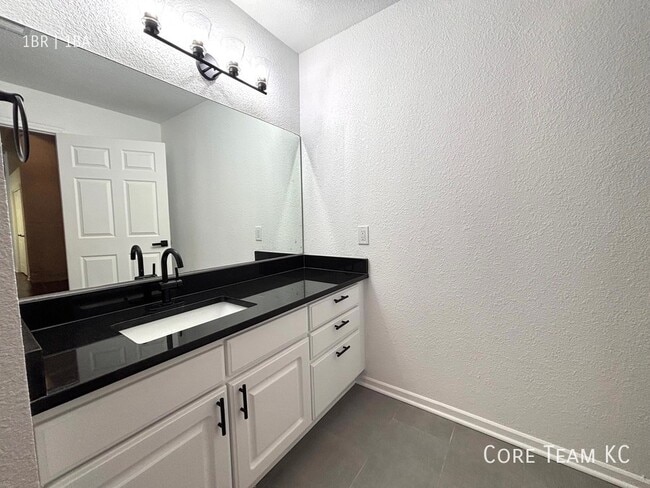 Building Photo - 320 W 7th St