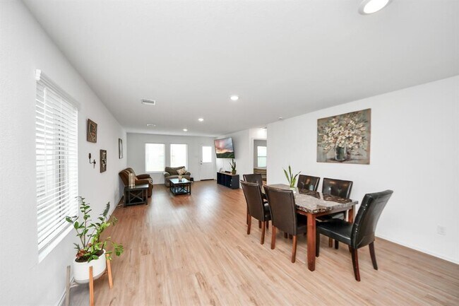 Building Photo - 7319 Clover Chase Dr