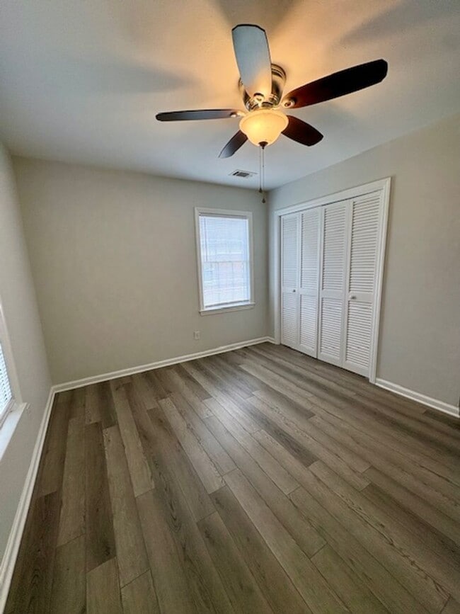Building Photo - Charming Three Bedroom Duplex on Harborvie...
