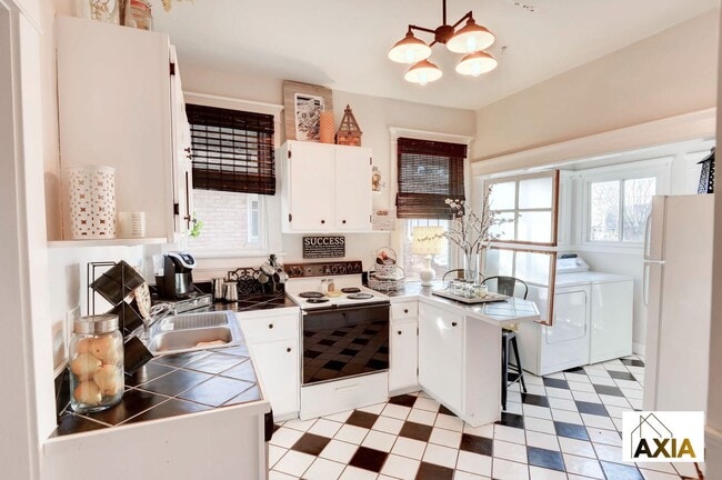 Building Photo - Downing