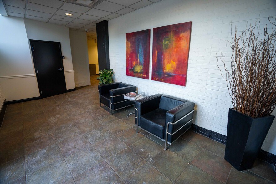 Lobby - 624 E Walnut St