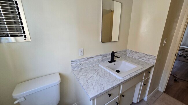 Building Photo - 526 S St Andrews Pl