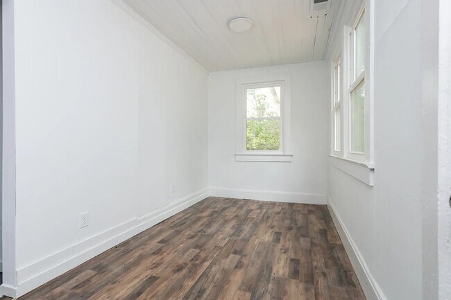 Building Photo - 408 Dickens Ave