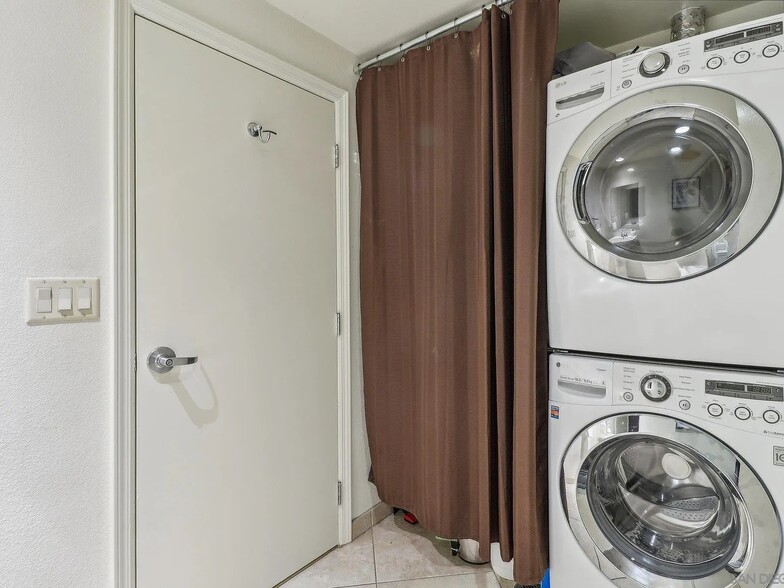 washer dryer in bathroom - 877 Island Ave