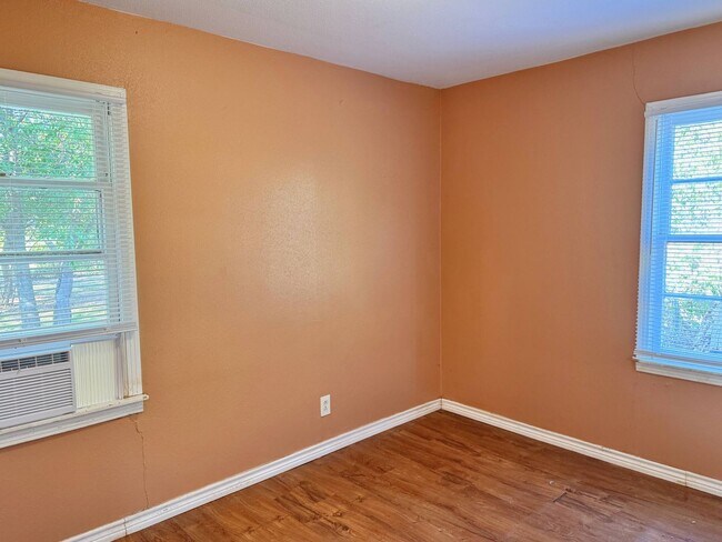 Building Photo - Affordable 2 Bed 1 Bath in Sunnyside Heights