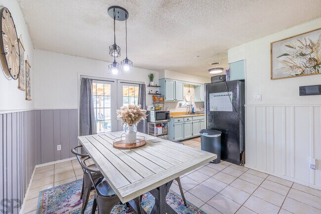 Building Photo - Charming 3 bedroom, 2 bath in Great Location!