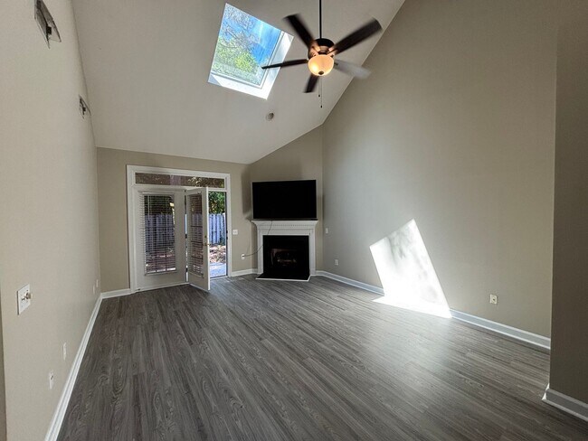 Building Photo - 3 Bed 2.5 Bath Town Home in Carleton Place ~ Students Welcome with Co-Signers!