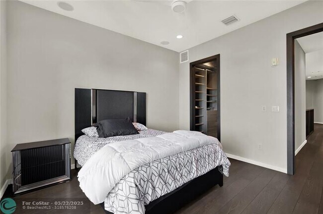 Building Photo - 425 N Ocean Blvd