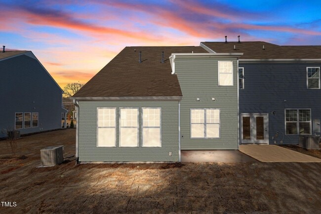 Building Photo - Deluxe 3 Bedroom End Unit Townhome - Avail...