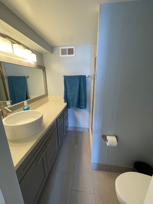 Building Photo - 2 Bed 2 Bath 1 Parking at Marco Polo Apart...