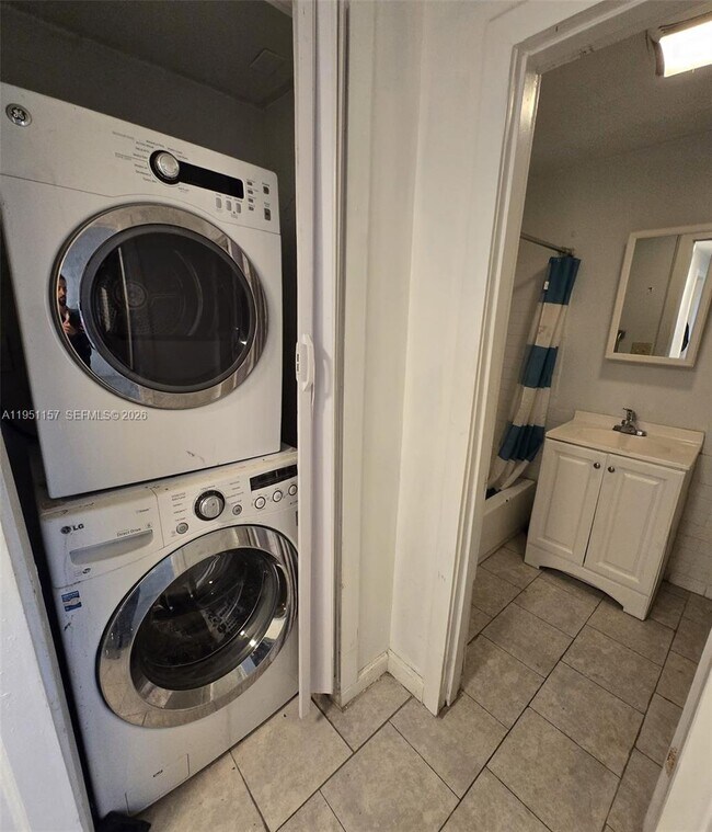 Building Photo - 1189 N Tamiami Trl