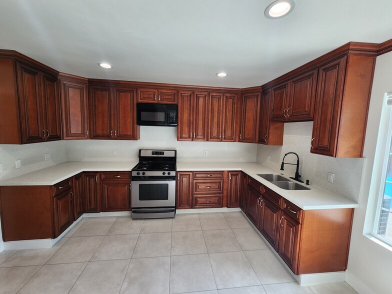 Building Photo - 13132 Hartland St