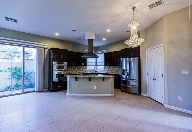 Building Photo - Queensridge Home