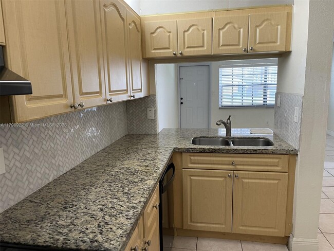 Building Photo - 2642 Riverside Dr