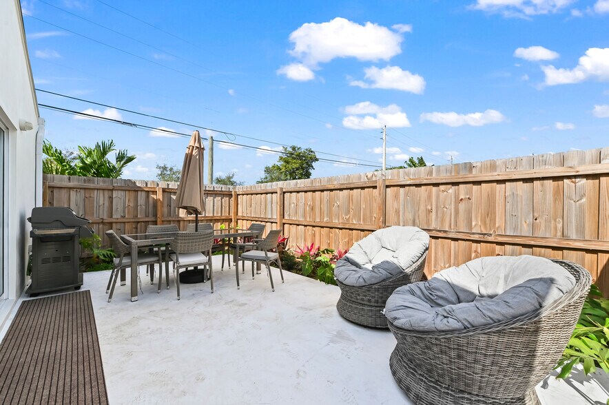 outdoor patio - 3400 Parker Ave