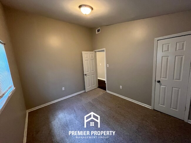 Building Photo - Charming 4BR/1BA Southwest Memphis Home | Vaulted High Ceilings & Large Fenced Yard